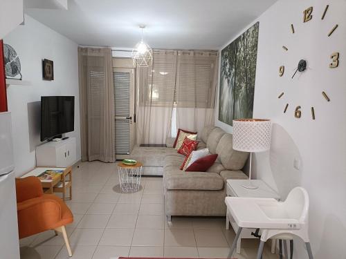 uma sala de estar com um sofá e uma televisão em Villa Costa Antigua A3 em Costa de Antigua