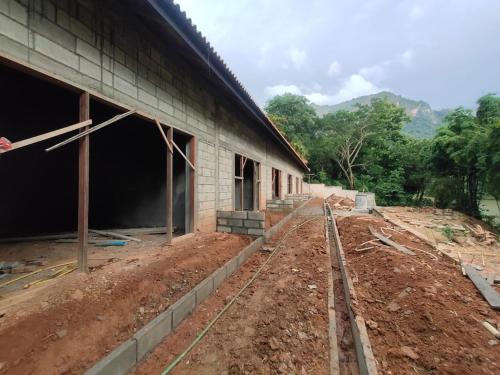 uma casa em construção com a fundação e a construção de uma casa em My Nongkhiaw em Nongkhiaw