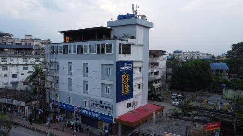 ディブルガルにあるCENTRAL INNの青と黄色の看板が施された白い建物