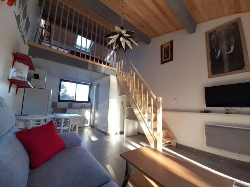 un salon avec un canapé et un escalier dans l'établissement Studio, à Aubenas