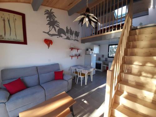 un salon avec un canapé bleu et une table dans l'établissement Studio, à Aubenas