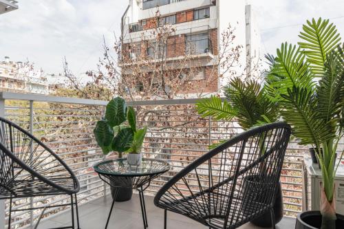 un balcón con sillas y plantas y un edificio en Bulnes 1500 - 1 Bd Pool In Palermo Viejo en Buenos Aires