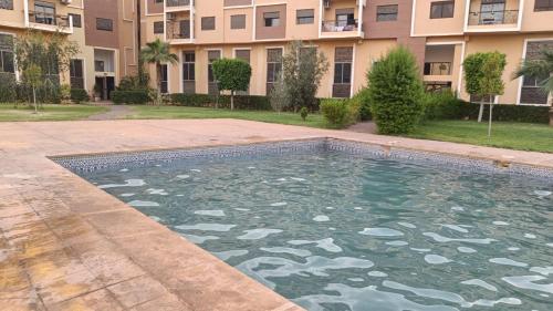 basen przed budynkiem w obiekcie Chez Noufissa w Marakeszu