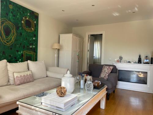Fuente el Saz的住宿－Espléndido dormitorio en Suite，带沙发和咖啡桌的客厅