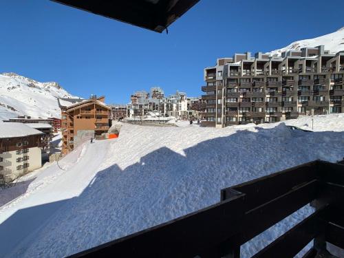Appart rénové 2 pièces, skis aux pieds, balcon, animaux admis