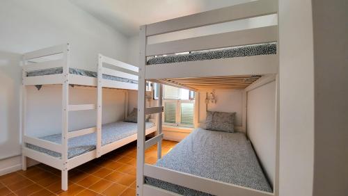 two bunk beds in a room with a bed at Las Eras Nest Hostel in Las Eras