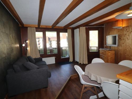 un salon avec un canapé et une table dans l'établissement Appartement 3 pièces rénové, skis aux pieds, balcon, parking, WIFI - Val Claret, Tignes - FR-1-502-369, à Tignes