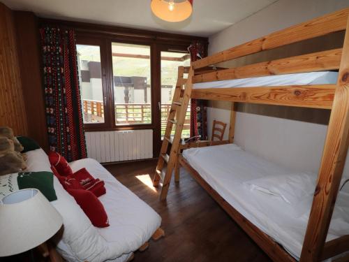 une chambre avec deux lits superposés et une lampe dans l'établissement Appartement 3 pièces rénové, skis aux pieds, balcon, parking, WIFI - Val Claret, Tignes - FR-1-502-369, à Tignes