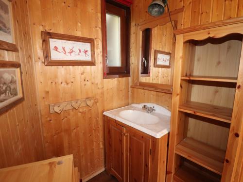 une salle de bain avec un lavabo et un miroir dans l'établissement Appartement 3 pièces rénové, skis aux pieds, balcon, parking, WIFI - Val Claret, Tignes - FR-1-502-369, à Tignes