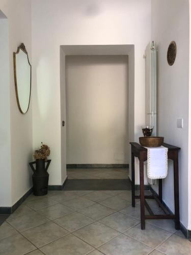 een hal met een deur en een tafel en een spiegel bij La frescura in Roccamonfina