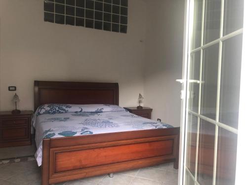een slaapkamer met een bed en een glazen deur bij La frescura in Roccamonfina
