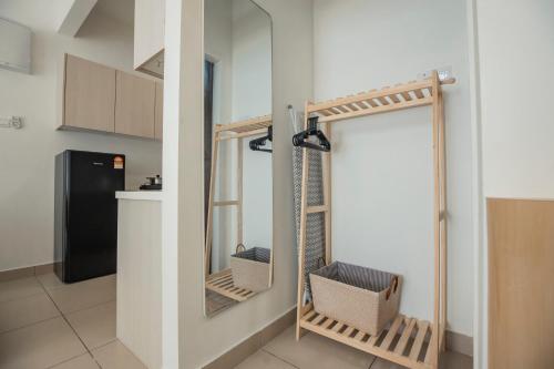 une chambre avec un miroir et une cuisine dans l'établissement Studio Zen@Midhills Genting Highlands (Free Wi-Fi), à Genting Highlands