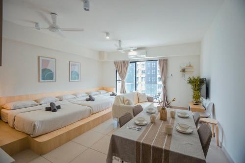 un salon avec deux lits et une table dans l'établissement Studio Zen@Midhills Genting Highlands (Free Wi-Fi), à Genting Highlands