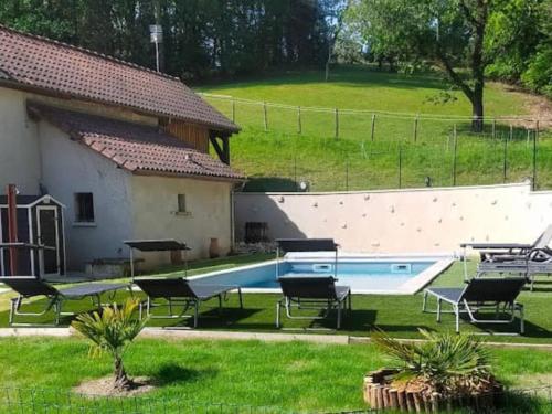 uma piscina num quintal ao lado de uma casa em SIBO GITE en Périgord em Boulazac