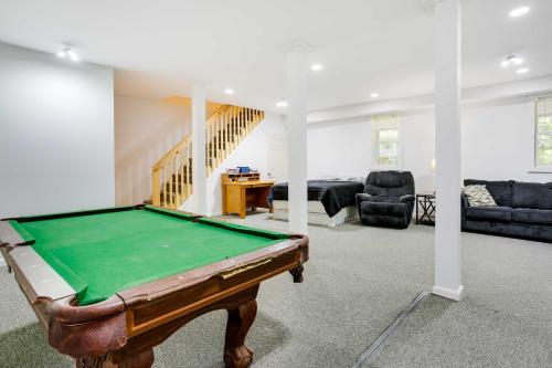 Гостиная зона в Walk to Lake Wallenpaupack Poconos Vacation Home