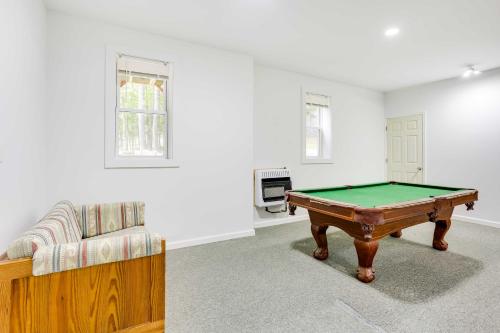 Бильярд в Walk to Lake Wallenpaupack Poconos Vacation Home