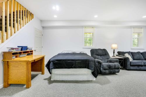 Гостиная зона в Walk to Lake Wallenpaupack Poconos Vacation Home