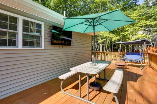 Патио или другая зона на открытом воздухе в Walk to Lake Wallenpaupack Poconos Vacation Home
