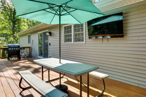 Балкон или терраса в Walk to Lake Wallenpaupack Poconos Vacation Home