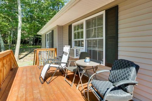 Патио или другая зона на открытом воздухе в Walk to Lake Wallenpaupack Poconos Vacation Home