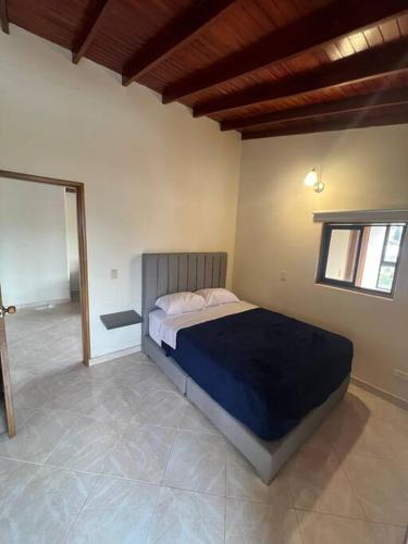 1 dormitorio con 1 cama grande en una habitación en San Marcos Envigado Medellin en Envigado