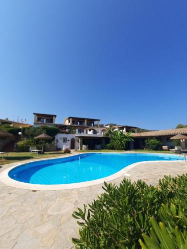 een zwembad voor een villa bij Residence Le Bouganville in Villasimius