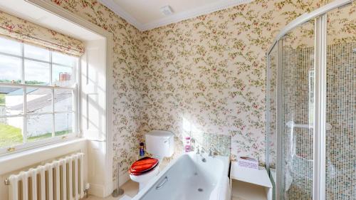Bilik mandi di Airds of Kells House
