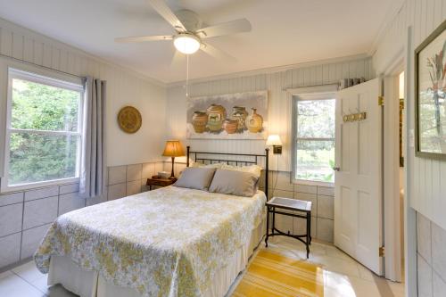 um quarto com uma cama e uma ventoinha de tecto em Riverfront Florida Escape with Grill and Fire Pit! em Tallahassee