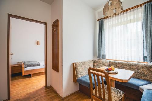 ein Wohnzimmer mit einem Tisch und einem Sofa in der Unterkunft Gasthof Wiesenhofer in Miesenbach