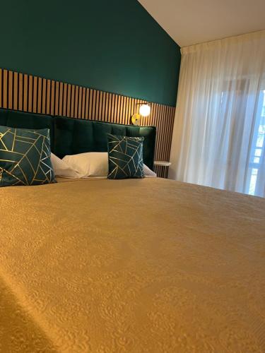 シルミオーネにあるLoft Sirmioneのベッドルーム(大型ベッド1台、窓付)