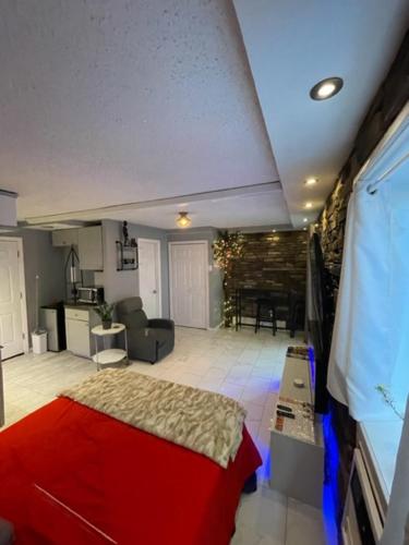 een woonkamer met een rood bed in een kamer bij Brooklyn Luxury Spring Retreat with Private Outdoor Space in Brooklyn