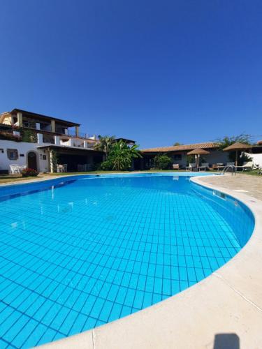 een groot zwembad met blauwe tegels erop bij Residence Le Bouganville in Villasimius