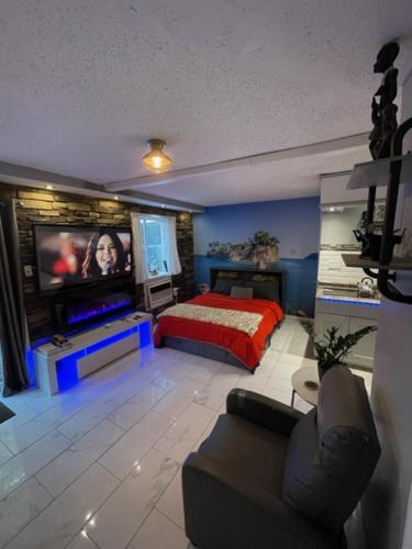 een woonkamer met een bank, een bed en een televisie bij Brooklyn Luxury Spring Retreat with Private Outdoor Space in Brooklyn
