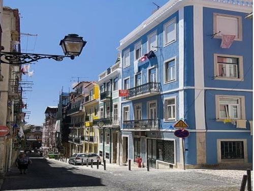 un edificio azul al lado de una calle en Apartamento Bairro Alto, en Lisboa