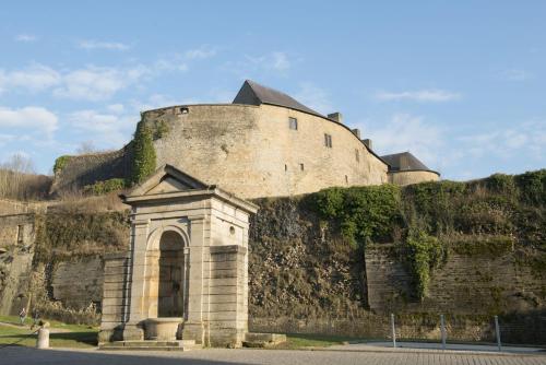 un edificio al lado de una pared de piedra en Le Saint Michel, en Sedan