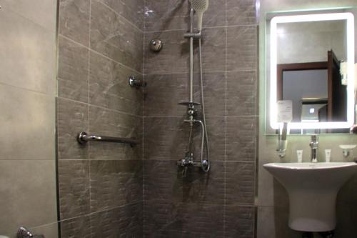 a bathroom with a shower and a sink at شقق سوات للشقق المخدومة 4 in Al Khobar