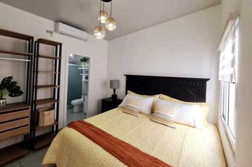Un dormitorio con una cama grande y un baño. en Casa familiar, en San Miguel