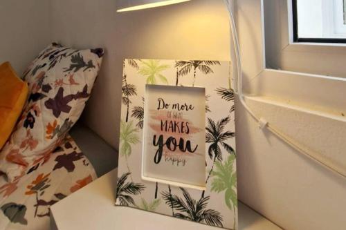 un libro sentado en una mesa junto a una cama en Casa familiar, en San Miguel