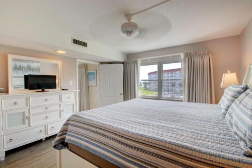 - une chambre avec un lit, une télévision et une fenêtre dans l'établissement El Matador 140 - Fourth floor unit, à Fort Walton Beach