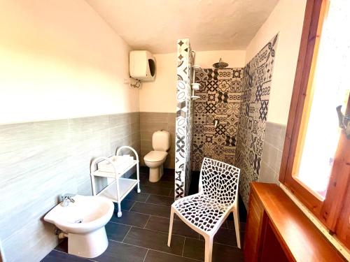 een badkamer met een wastafel en een toilet bij Villa bifamiliare "Terrazza sul Golfo " in Sorso