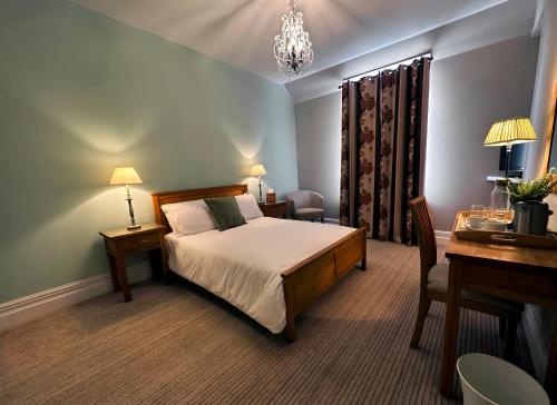 Habitación de hotel con cama, escritorio y escritorio. en Station Lounge & Rooms en Clitheroe