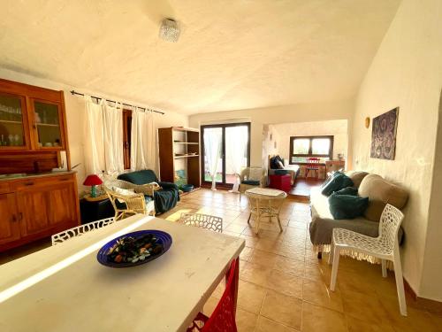 een woonkamer met een bank en een tafel bij Villa bifamiliare "Terrazza sul Golfo " in Sorso