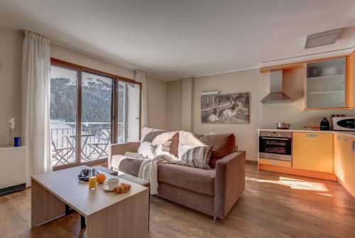 a living room with a couch and a table at Pierre & Vacances Andorra Bordes d’Envalira in Bordes d´Envalira