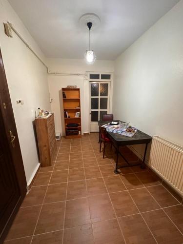 a room with a desk and a table in it at Bomontide metroya çok yakın şirin daire in Istanbul