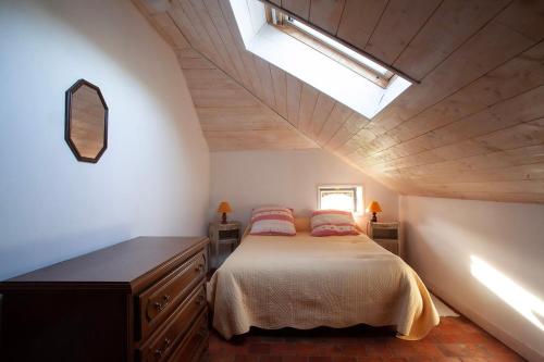a bedroom with a bed and a skylight at Gite de Fragny in Villapourçon