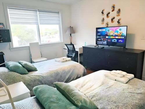 um quarto com 2 camas e uma televisão numa cómoda em Chic Ocean Miami 88 em Miami
