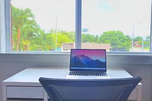 laptopa siedzącego na stole w obiekcie Chic Ocean Miami 88 w Miami