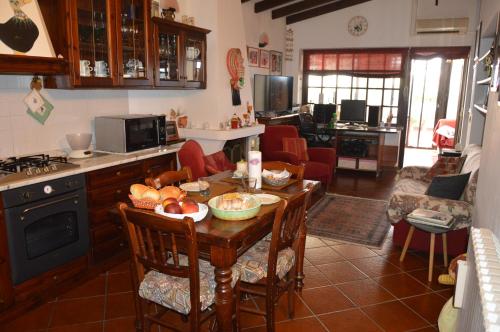 a kitchen and living room with a table and chairs at La Casa di Gianna in Sassari