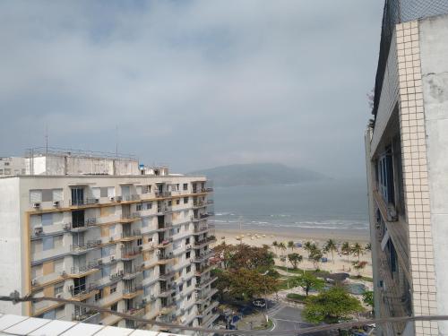Blick auf den Strand von einem Gebäude in der Unterkunft Apartamento Top Vista mar Boqueirao Gonzaga in Santos