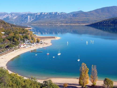 - une vue sur une plage avec des bateaux dans l'eau dans l'établissement La Farigoule (Chambres d'Hôtes), à Baudinard